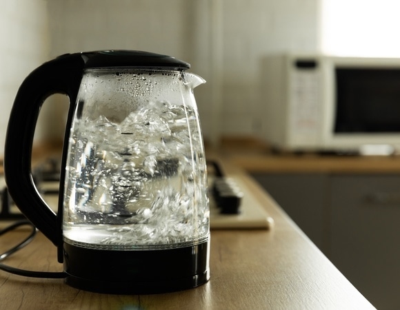 Температурная дилемма: какую воду пить полезнее — холодную или кипяток? Температурная дилемма: какую воду пить полезнее — холодную или кипяток?