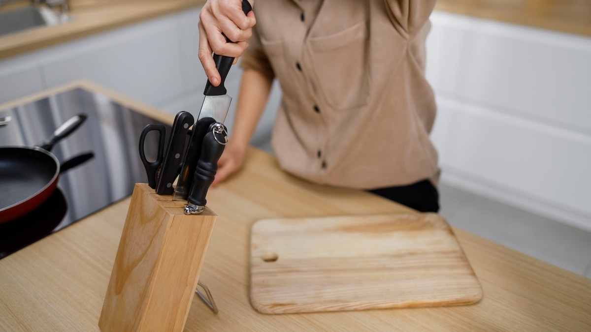 «Другой стороной!»: шеф-повар поделилась трюком, помогающим сохранить ножи острыми
