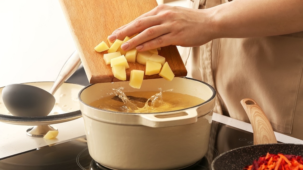 Простой способ сварить картофель в два раза быстрее обычного