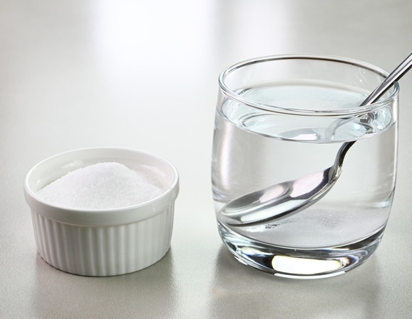 TikTok-тренд с советским налетом: помогают ли полоскания соленой водой при больном горле? 