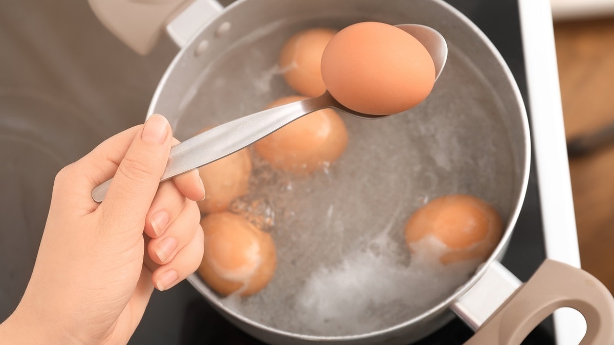 Не простое, а золотое: легкий способ сварить яйца желтком наружу