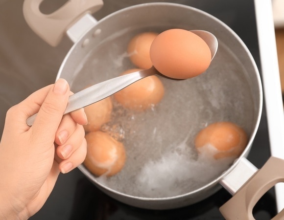 Не простое, а золотое: легкий способ сварить яйца желтком наружу