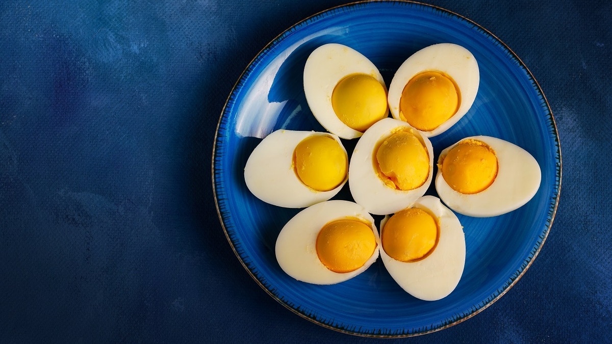 Как разрезать яйцо идеально ровно, не повредив желток: лайфхак от повара