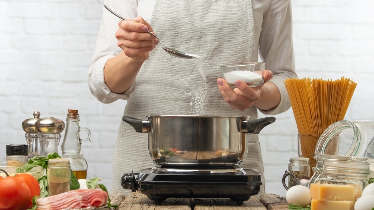 Когда солить суп, макароны и мясо — эксперт поделилась единственно верным «расписанием»