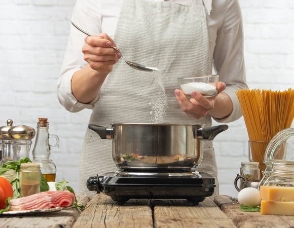 Когда солить суп, макароны и мясо — эксперт поделилась единственно верным «расписанием»