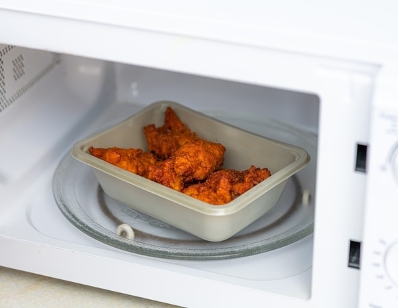 Эксперт назвал посуду, которая не подходит для «микроволновки» — лучше не рисковать