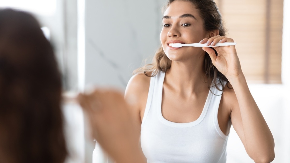 Сколько минут нужно чистить зубы — стоматолог поделилась подробной инструкцией