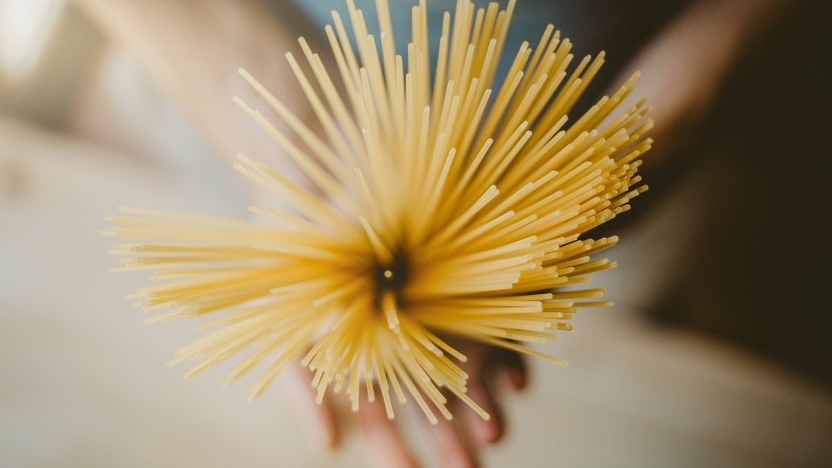 Нельзя ломать спагетти перед приготовлением — повар объяснила, к чему это приведет