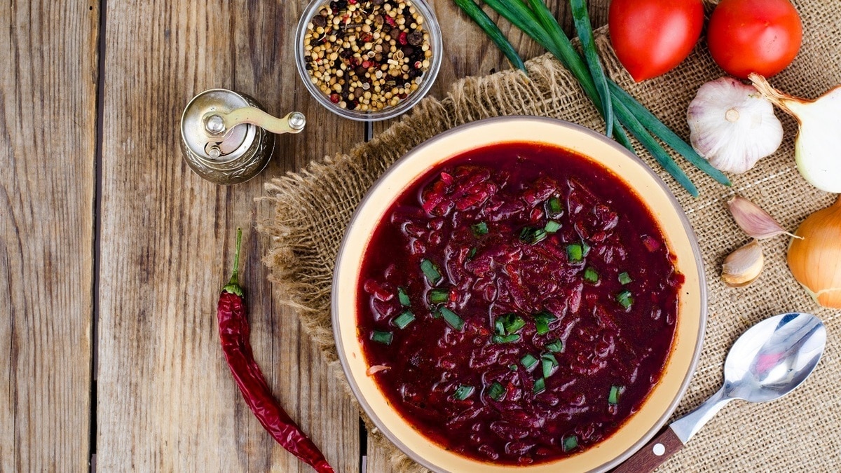 Зачем опытные кулинары добавляют в борщ чернослив — ответила повар