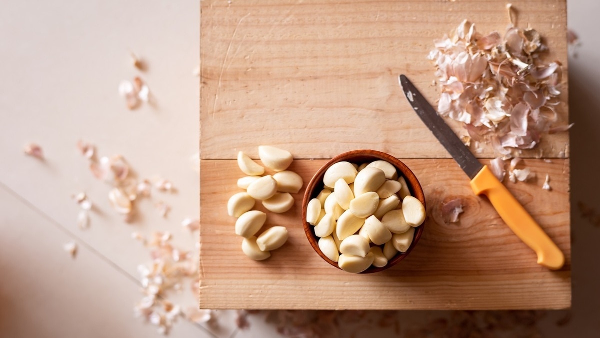 Она еще пригодится! Почему опытные кулинары не выбрасывают шелуху от чеснока?