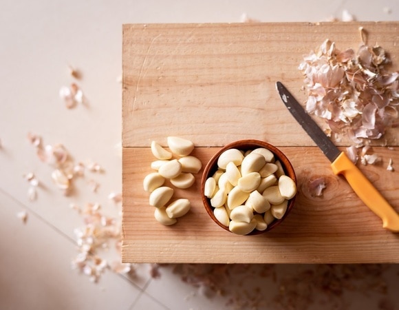 Она еще пригодится! Почему опытные кулинары не выбрасывают шелуху от чеснока? Она еще пригодится! Почему опытные кулинары не выбрасывают шелуху от чеснока?