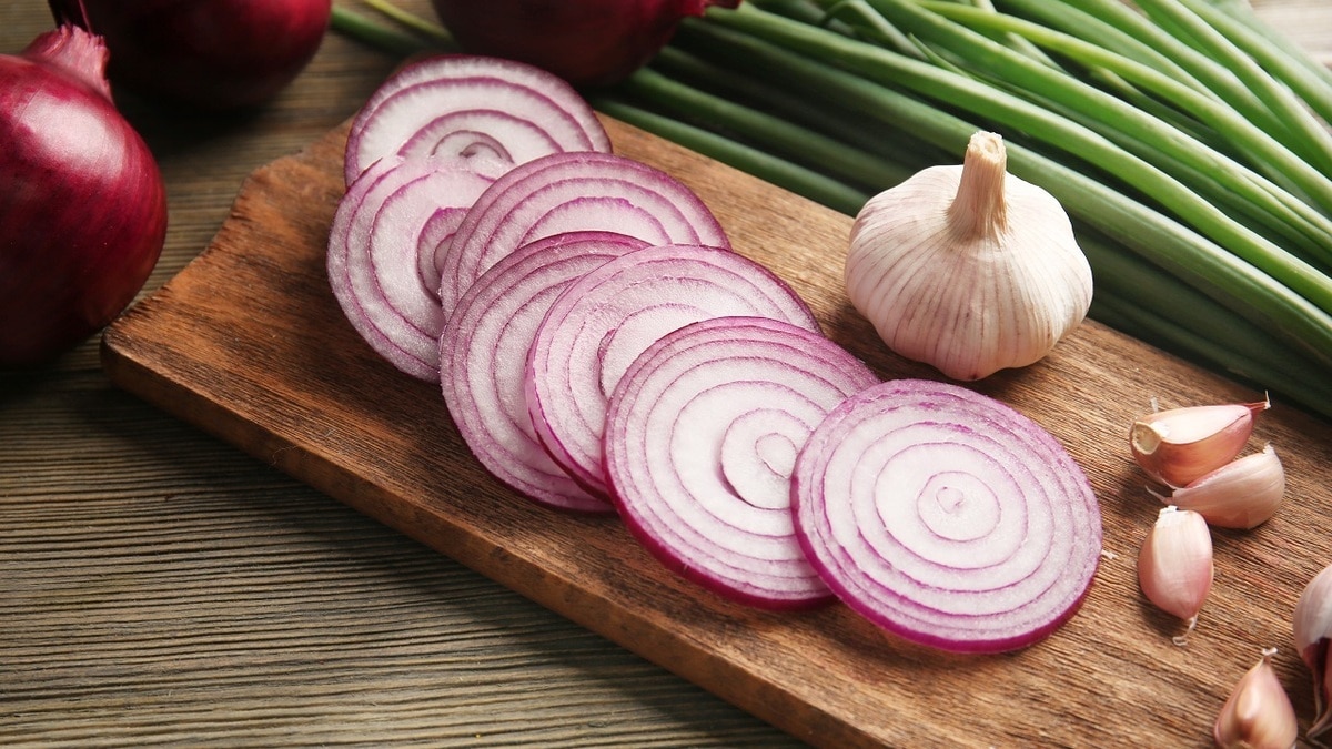 «Замаскировать» запах чеснока и лука изо рта помогут другие продукты — вот список