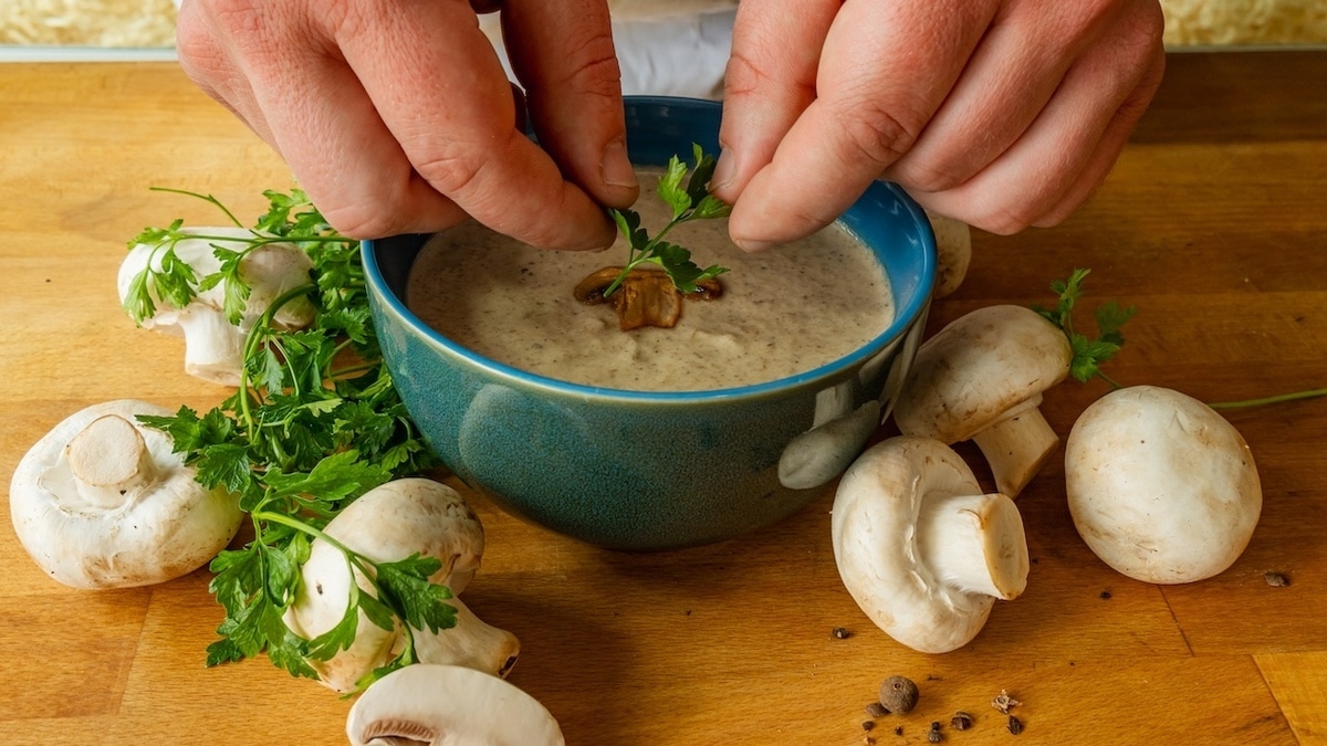 Опять пресный грибной суп: повар назвала секретный ингредиент для насыщенности