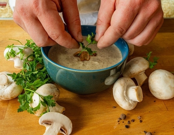 Опять пресный грибной суп: повар назвала секретный ингредиент для насыщенности Опять пресный грибной суп: повар назвала секретный ингредиент для насыщенности