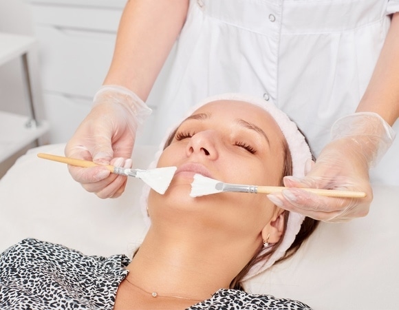 Косметолог назвала неправильные способы борьбы с акне: делают только хуже