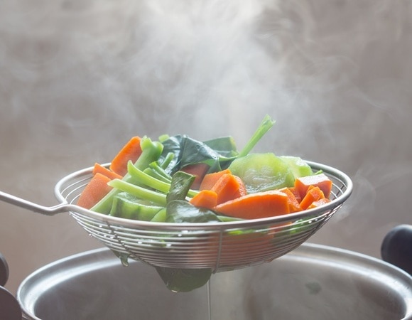 Как приготовить еду на пару без пароварки — пригодится посуда, которая у вас уже есть 