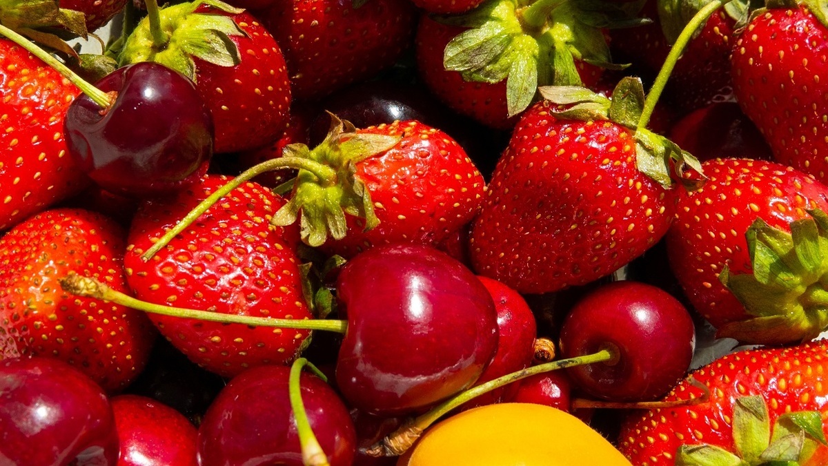 Не витамины, а «отрава»: врач рассказал, какие ягоды не стоит покупать ранней весной