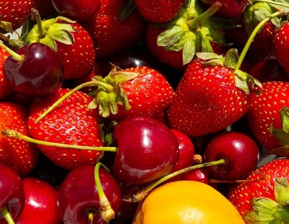 Не витамины, а «отрава»: врач рассказал, какие ягоды не стоит покупать ранней весной