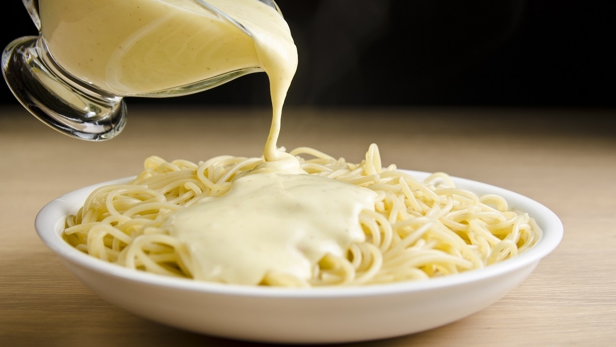 Повар поделилась рецептом идеального соуса для макарон — гости будут в восторге!