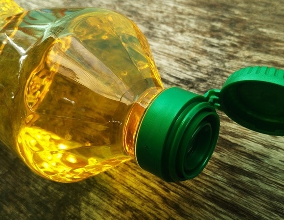 Как еще можно использовать подсолнечное масло — 3 лайфхака, которые упростят готовку и уборку Как еще можно использовать подсолнечное масло — 3 лайфхака, которые упростят готовку и уборку