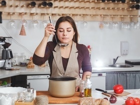 Как быстро избавиться от запаха еды в доме — эксперты поделились лайфхаками