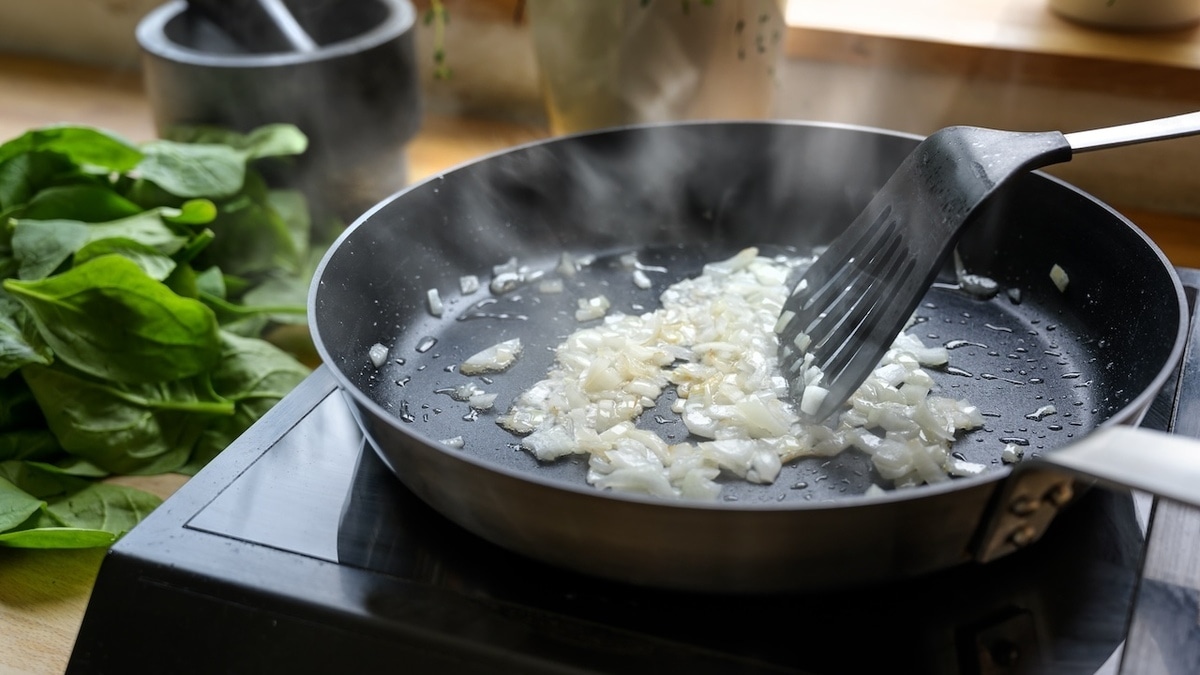 Зачем добавлять соду при жарке лука — вы пожалеете, что не пользовались этим лайфхаком раньше