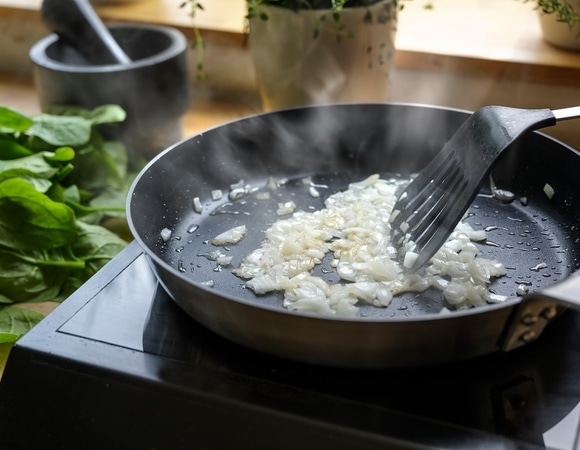 Зачем добавлять соду при жарке лука — вы пожалеете, что не пользовались этим лайфхаком раньше Зачем добавлять соду при жарке лука — вы пожалеете, что не пользовались этим лайфхаком раньше