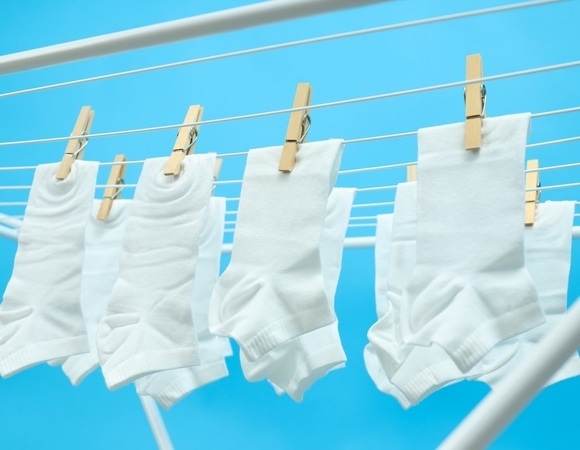 Не забывайте замачивать в «лимонке»: стало известно, как ухаживать за белыми носками