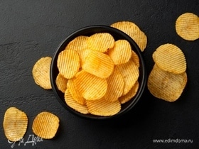 Диетолог Соломатина объяснила, как правильно есть чипсы: они станут менее вредными