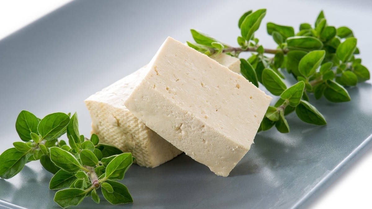 Не полезнее чипсов: ученые объяснили, что не так с веганскими сырами