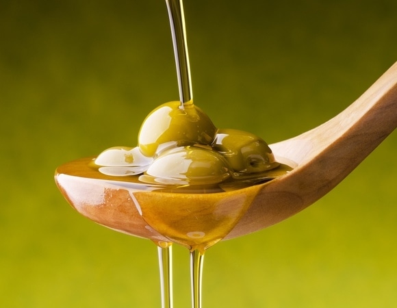 Не нагревать, помнить про диагнозы: эксперт объяснила, как употреблять оливковое масло