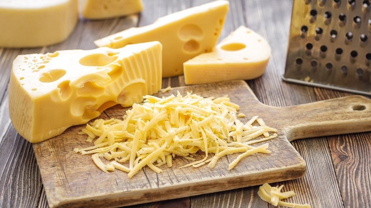 «Домашний краш-тест»: как отличить качественный сыр от фальсификата