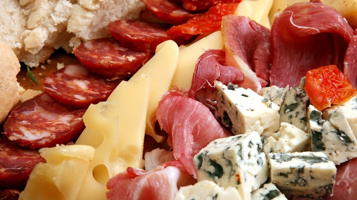 Врач объяснила, почему пожилым людям нужно отказаться от сыра и мяса