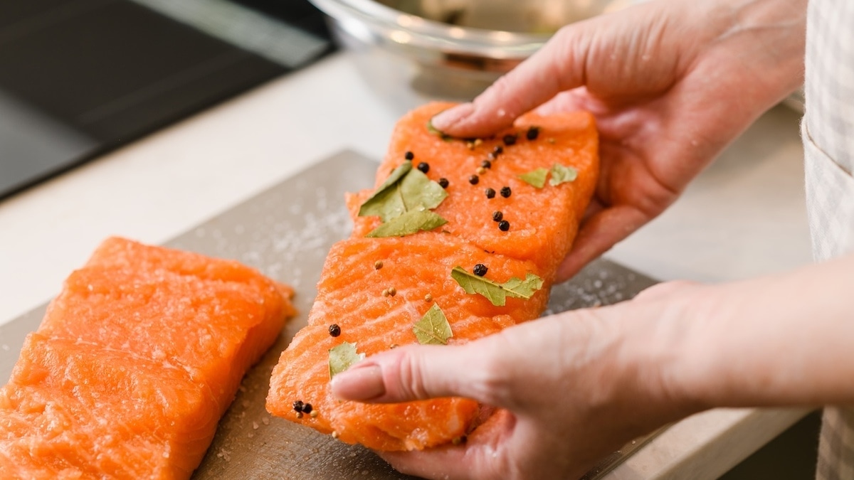 Не только в праздники: врач Садыков рассказал о пользе соленой красной рыбы