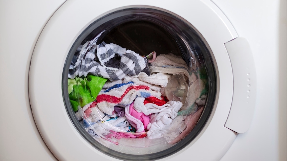Почему нельзя оставлять мокрые вещи в стиральной машине? Эти 3 действия спасут и одежду, и технику
