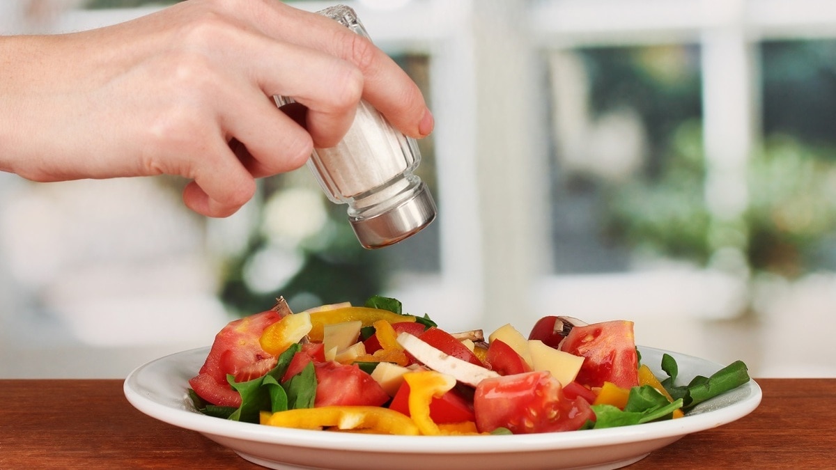 Эндокринолог Павлова призвала срочно убрать солонку со стола — вот почему