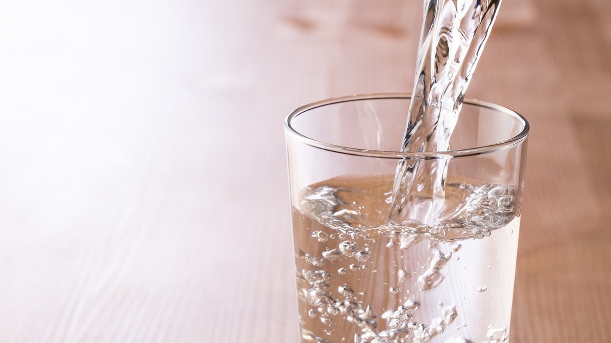 Щелочная вода и никакого сыра: назван неочевидный способ прийти в форму после праздников