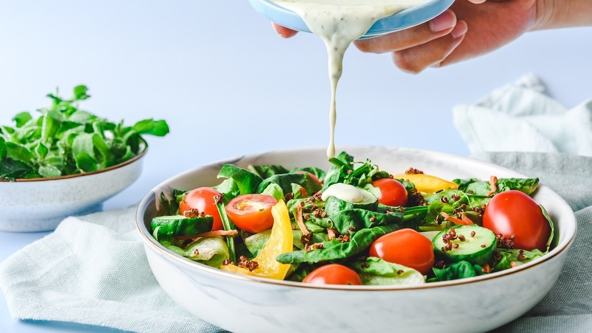 Изысканный вкус: повар поделилась рецептами универсальных заправок для салатов