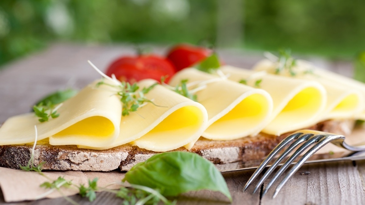 Губительное сочетание: почему нельзя завтракать бутербродами с сыром и маслом?