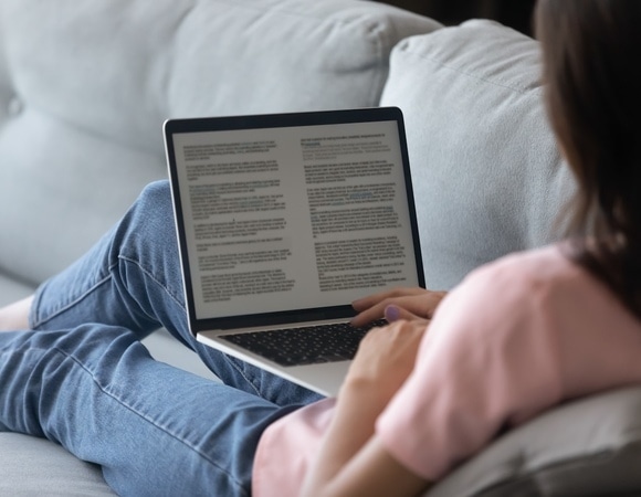 Почему опасно держать ноутбук на коленях — никогда не работайте так Почему опасно держать ноутбук на коленях — никогда не работайте так