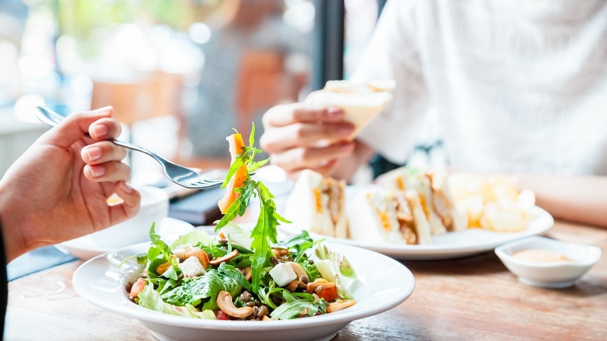 «Незаметно едите в два раза больше»: названы 6 неочевидных причин переедания