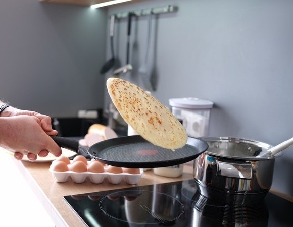 Как переворачивать блины, чтобы они не рвались: поможет на Масленицу! Как переворачивать блины, чтобы они не рвались: поможет на Масленицу!