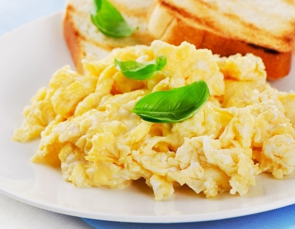 Зачем жарить омлет с водой — интересный лайфхак для завтрака Зачем жарить омлет с водой — интересный лайфхак для завтрака