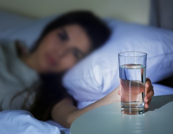 Сколько воды можно пить перед сном — названа идеальная для всех норма