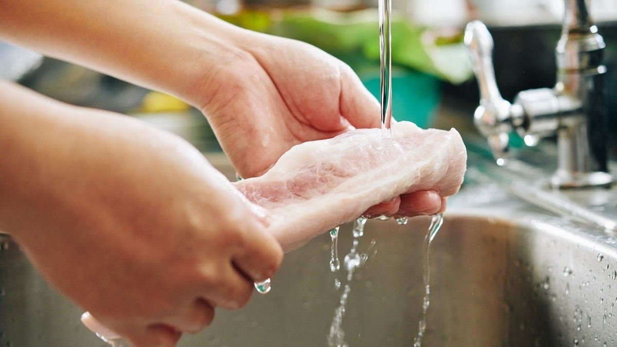 Врач объяснил, как нужно мыть мясо — многие хозяйки делают это неправильно