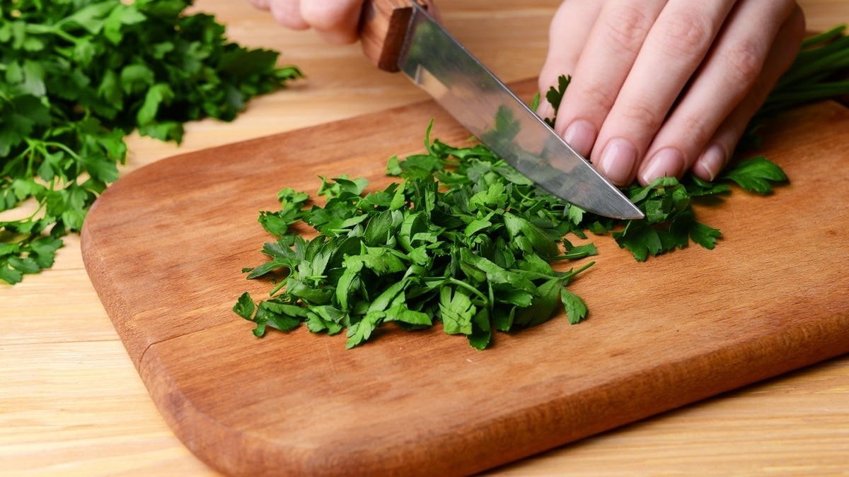 Что сделать, чтобы зелень в супе не теряла цвет — опытные кулинары раскрыли секрет