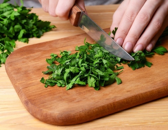 Что сделать, чтобы зелень в супе не теряла цвет — опытные кулинары раскрыли секрет Что сделать, чтобы зелень в супе не теряла цвет — опытные кулинары раскрыли секрет