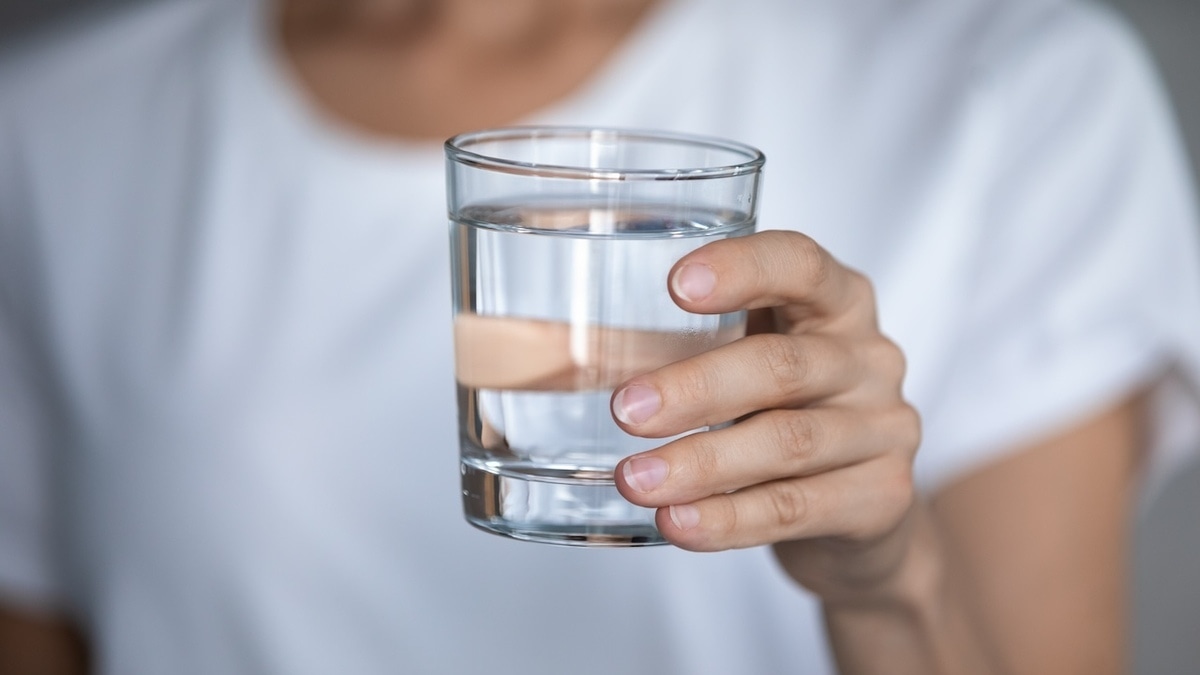 Вред кипяченой, польза лимонной: гастроэнтеролог развеял популярные мифы о воде