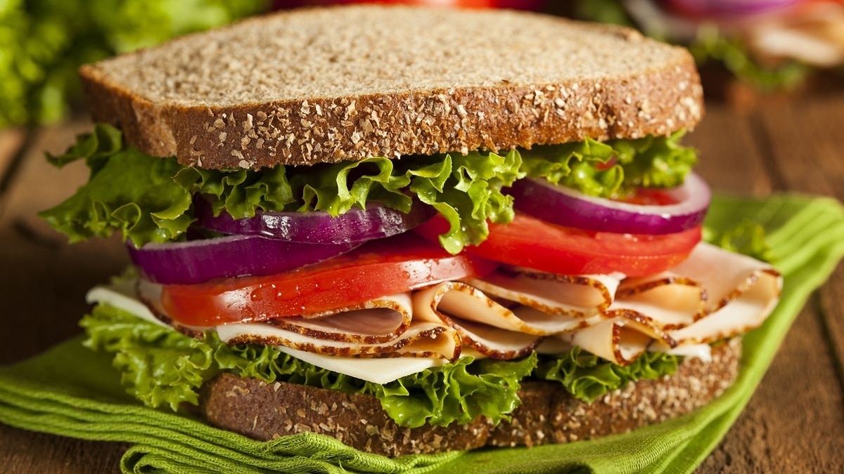 В Роспотребнадзоре рассказали, какой хлеб идеально подойдет для перекуса