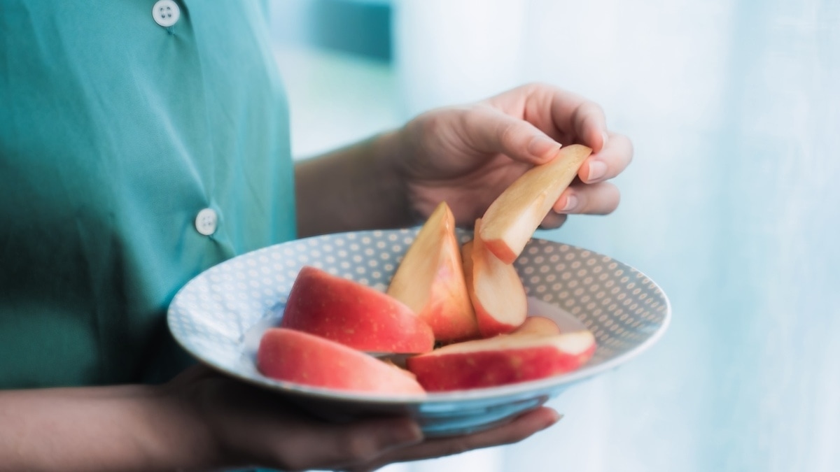 Кариес, вздутие — и это только начало: стало известно, кому нельзя есть яблоки 